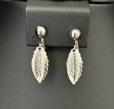 Vtg Silvertone Leaf Clip On Earrings (J160) - $5.89
