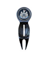 NEWCASTLE UNITED FC DIVOT TOOL AND MAGNETIC GOLF BALL MARKER. - $851.43 MXN