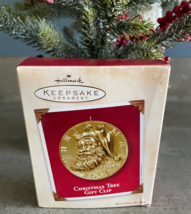 Hallmark Keepsake Christmas Ornament Santa Claus Tree Gift Clip 2002 Vintage - $6.64