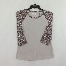 24/7 Maurice’s women size small gray floral 3/4 sleve - £9.05 GBP