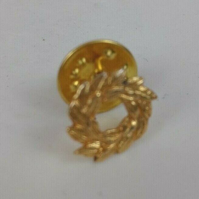 Vintage Gold Tone Wreath Christmas Lapel Hat Pin - $5.45
