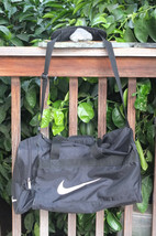 NIKE ~ Duffel Gym Bag 21 x 11 x 11 Shoulder Strap, Zip, Shoe Compartment, Sturdy - £23.97 GBP
