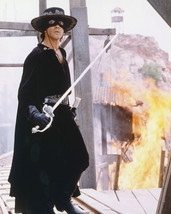 Antonio Banderas As Alejandro Murrieta/Zorro In The Mask Of Zorro 16X20 ... - $69.99