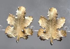 Vintage Classic Giovanni MCM 1960&#39;s Gold Tone Leaf Shaped Clip-On Earrings - £3.87 GBP