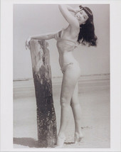 Bettie Page full length pose in bikini barefoot on beach 8x10 photo - £9.67 GBP