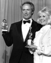 Clint Eastwood Doris Day hold Golden Globe Awards 8x10 photo - £7.79 GBP