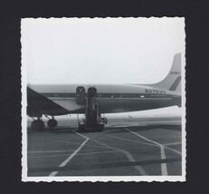 SNAPSHOT from ALBUM * UNITED AIR LINES DC-6 Mainliner * people boarding ... - $7.87