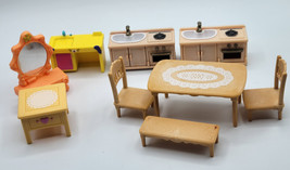 Hasbro &amp; More Mix Lot of Doll House Furniture Table Chairs Kitchen Tan - $375.23 MXN