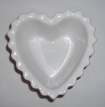 Chantal Heart Shaped Fluted Edge Ramekin Baking Dish Pink White 1 1/4 Cup .3 Ltr - £10.01 GBP