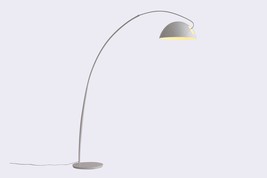 91" White Steel Arched Floor Lamp - $25,751.33 MXN
