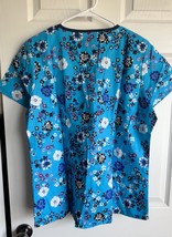 Women’s Blue Floral Scrub Top With Cross Over Neck Line Detail And 4 Poc... - $331.71 MXN