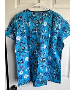 Women’s Blue Floral Scrub Top With Cross Over Neck Line Detail And 4 Poc... - €15,41 EUR