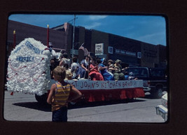 1976 Glidden Iowa 4th July parade float Beer library hardware Vtg slide Photo - £13.59 GBP