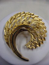 Vintage Goldtone Swirl Pin Diamond Cut Design - $368.72 MXN