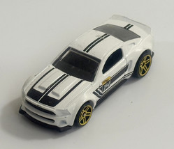 2013 14 FORD MUSTANG WIDE BODY WHITE RARE 1:64 SCALE DIORAMA DIECAST MOD... - $57.22 MXN