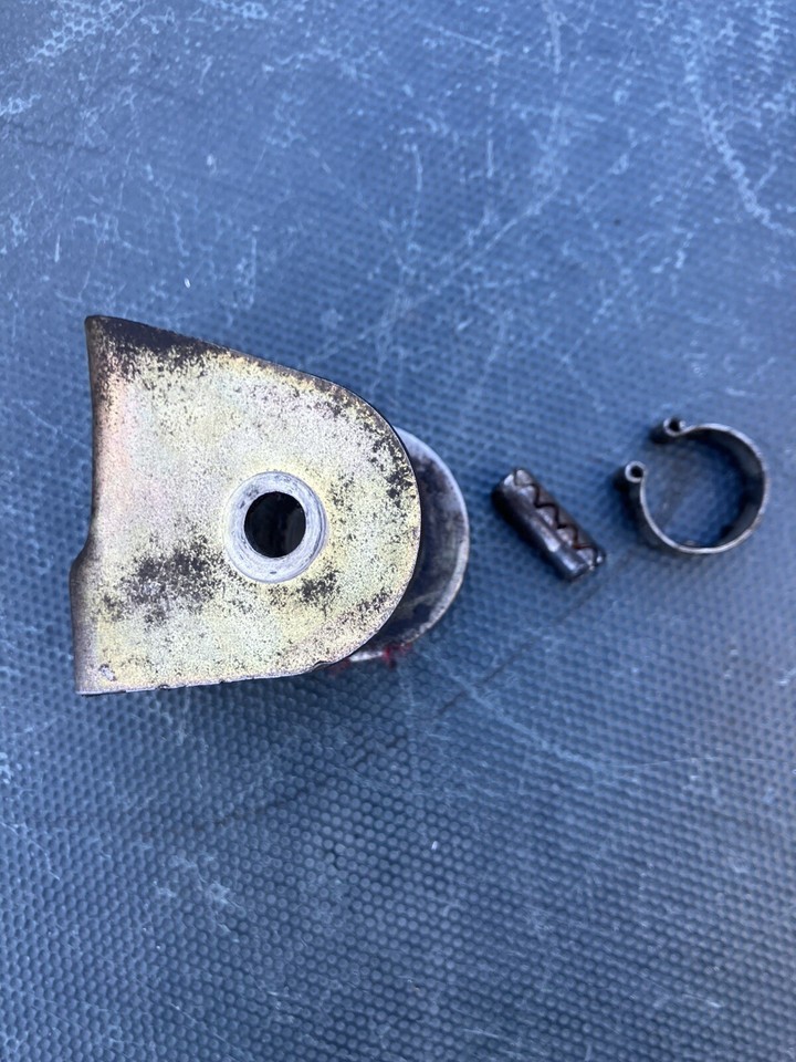 92-95 Honda Civic Shift Linkage Transmission Bracket Manual With pin/clip - $19.79