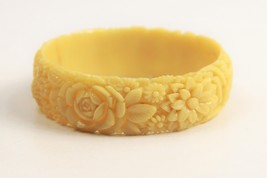 8&quot; Molded Celluoid Cream Colored Floral Bangle Bracelet - £28.06 GBP