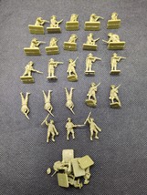 (23) Miniatures 1/72 Scale Infantry Holding Rifles +Broken Bits - $221.78 MXN