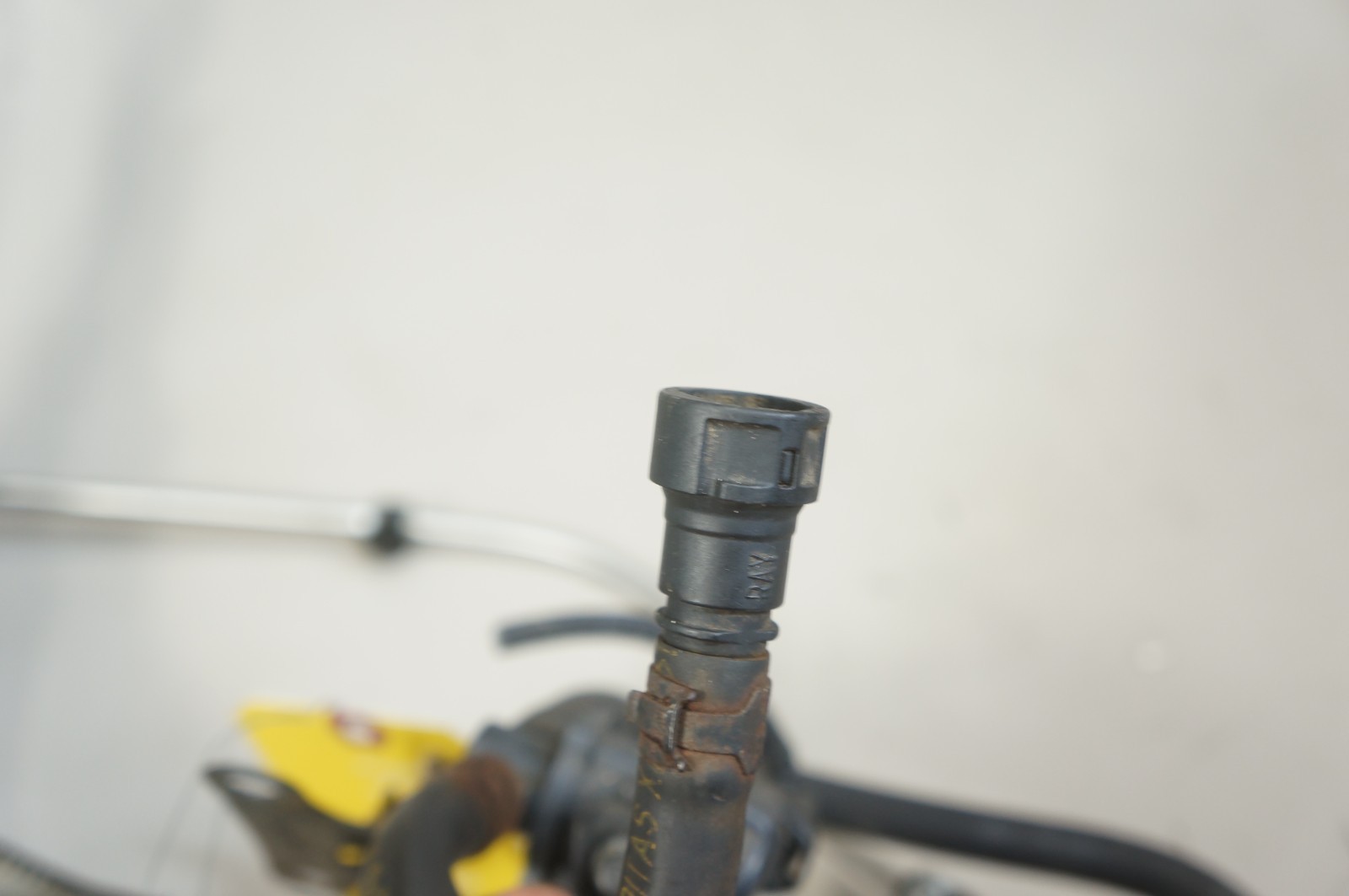 06-2009 land range rover sport L320 4.2l engine fuel rail undercariage Item image 5