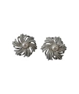 Vintage SARAH COV Silvertone Faux Pearl Textured Pinwheel Clip-On Earrin... - $224.46 MXN