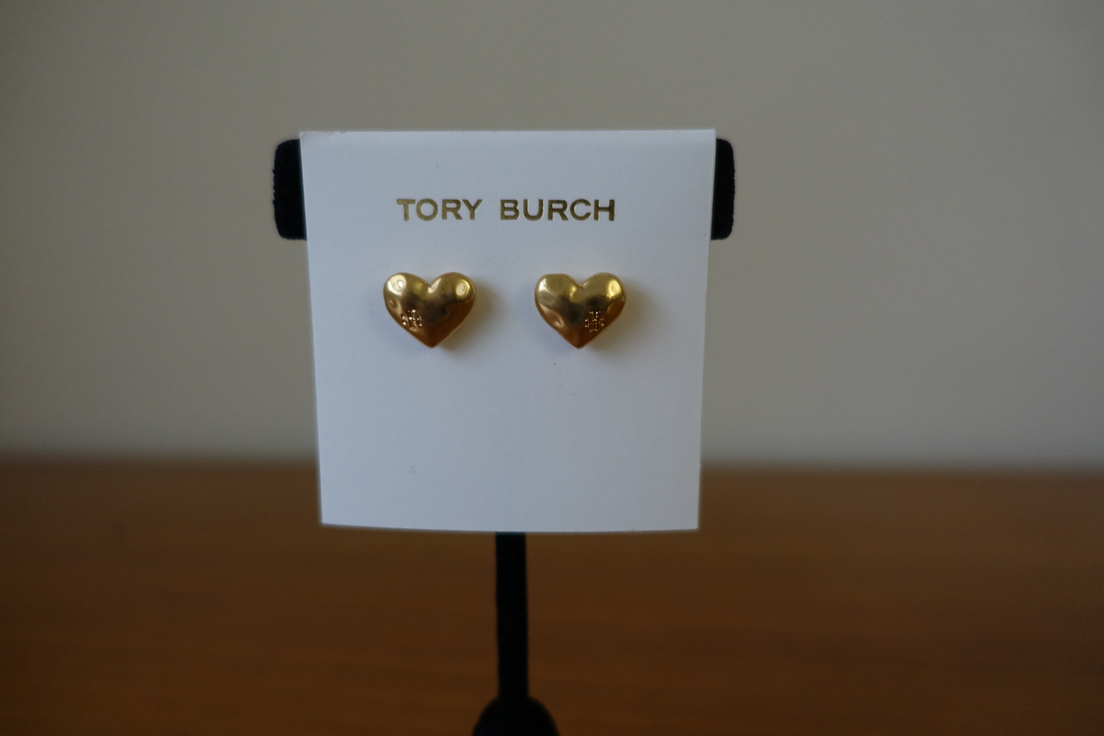TORY BURCH HEART STUD GOLD COLOR EARRINGS. NEW - £44.09 GBP