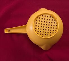 Vtg Tupperware #1200-1 Small Yellow 1 Qt Strainer Colander W/ Handle Nea... - $8.90