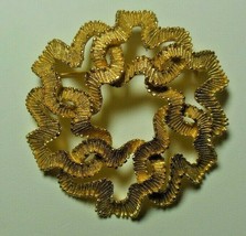 Vintage CROWN TRIFARI Gold-tone Textured Ribbon Brooch 2&quot; Diameter - £50.61 GBP