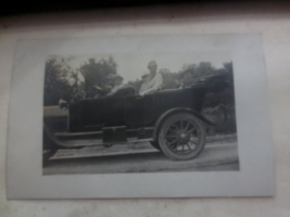 1910s FORD MODEL T Touring &amp; 4 people 5 3/8&quot; x 3 3/8&quot; b&amp;w real Photo RPPC - £14.81 GBP