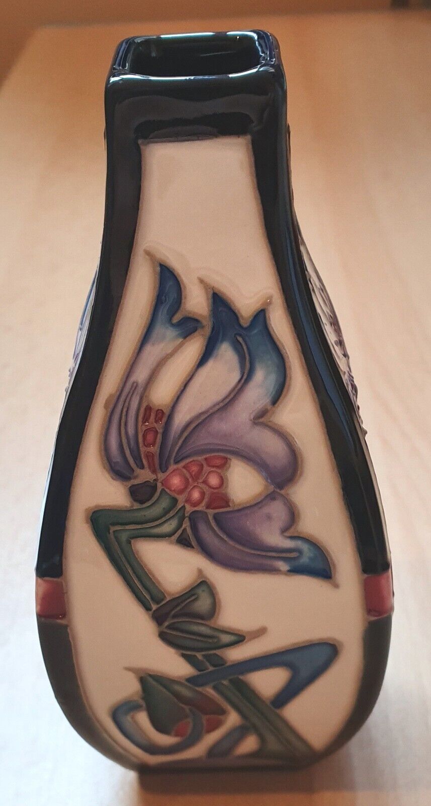 Moorcroft Pottery - Homage 355/5 - Height 12.5 cm - $383.31