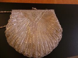 Vintage Walborg white beaded Evening Bag w long Metal Chain, snap closur... - $297.93 MXN