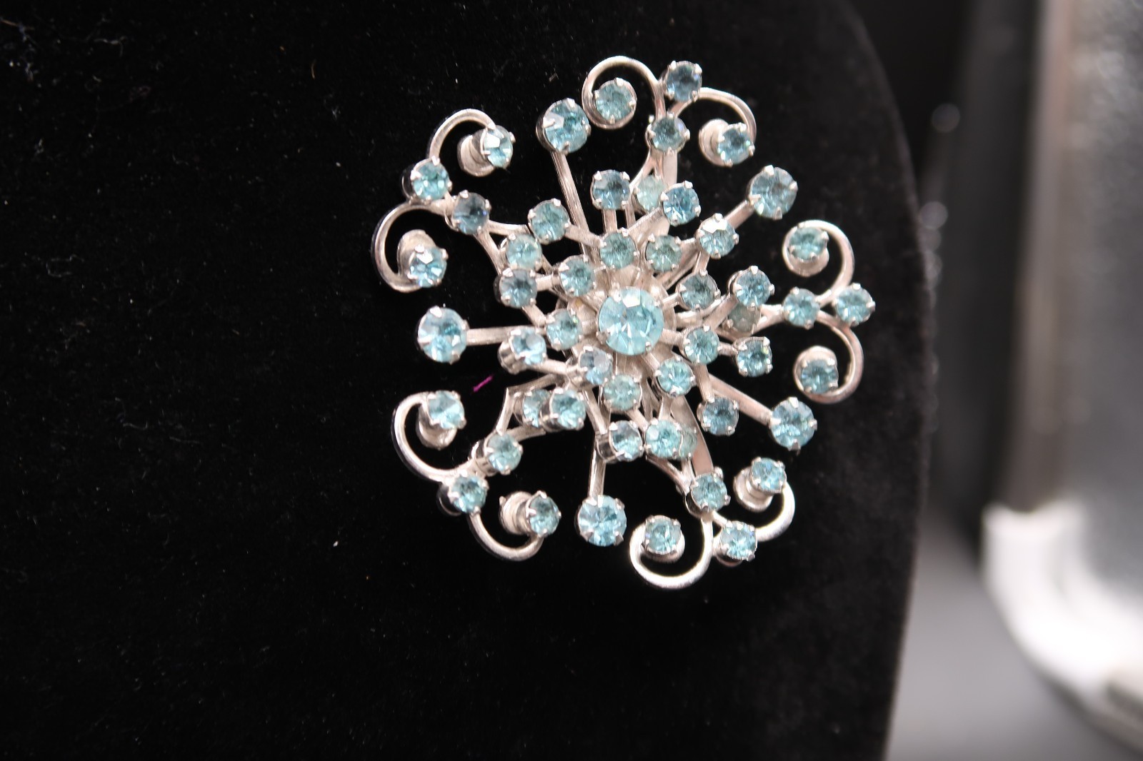 Vtg Aqua Blue Prong Set Rhinestone Brooch Starburst Snowflake Brooch Silver Tone Item image 5