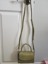GREEN FAUX LEATHER SMALL FLAP PURSE - ADJUSTABLE SHOULDER STRAP - $186.63 MXN