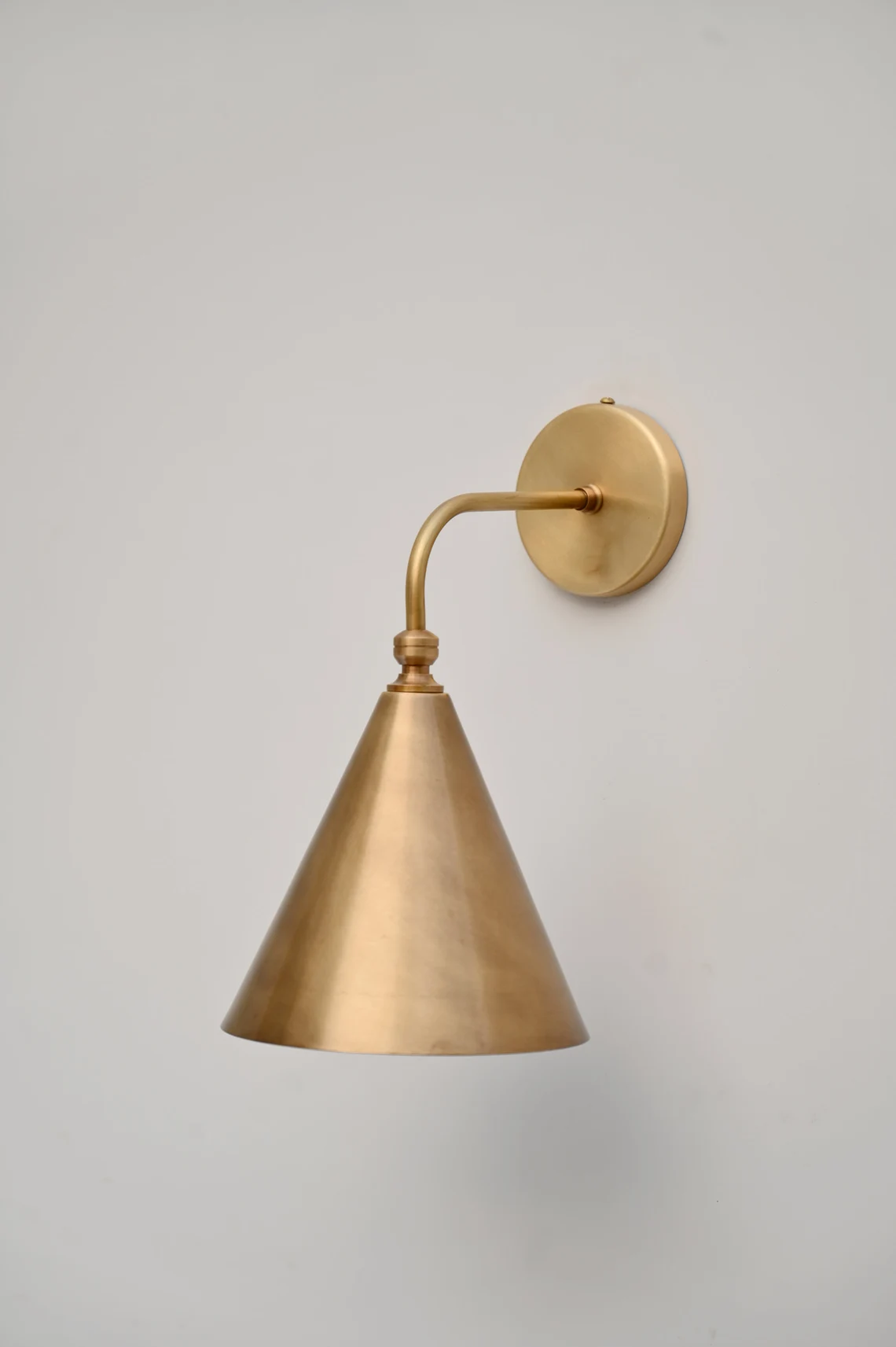 1950s Elegance Mid-Century Brass Wall Lamp in raw brass finish - €113,70 EUR