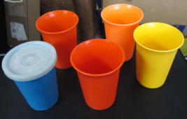 Lot of 5 Vintage Tupperware #109 Classic Kids Bell Tumblers 7oz Cups &amp; 1 Lid - £15.50 GBP