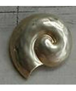 Nice Gold Tone Trifari Lapel Pin, VERY GOOD CONDITION - $277.58 MXN