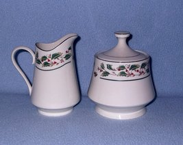 Cambridge Holly Traditions Creamer and Sugar Bowl with Lid Footed - £11.96 GBP