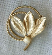 Fabulous Gold-tone Cultured Pearl Leaves &amp; Circles Brooch 1960s vintage ... - $12.30