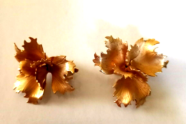 Vintage Gold Color Lovely ORCHID FLOWER 1&quot; CLIP ON Earrings - £13.54 GBP