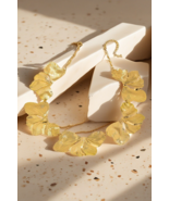 Gold Irregular Chunky Pleated Flower Petal Necklace - $87.54 MXN