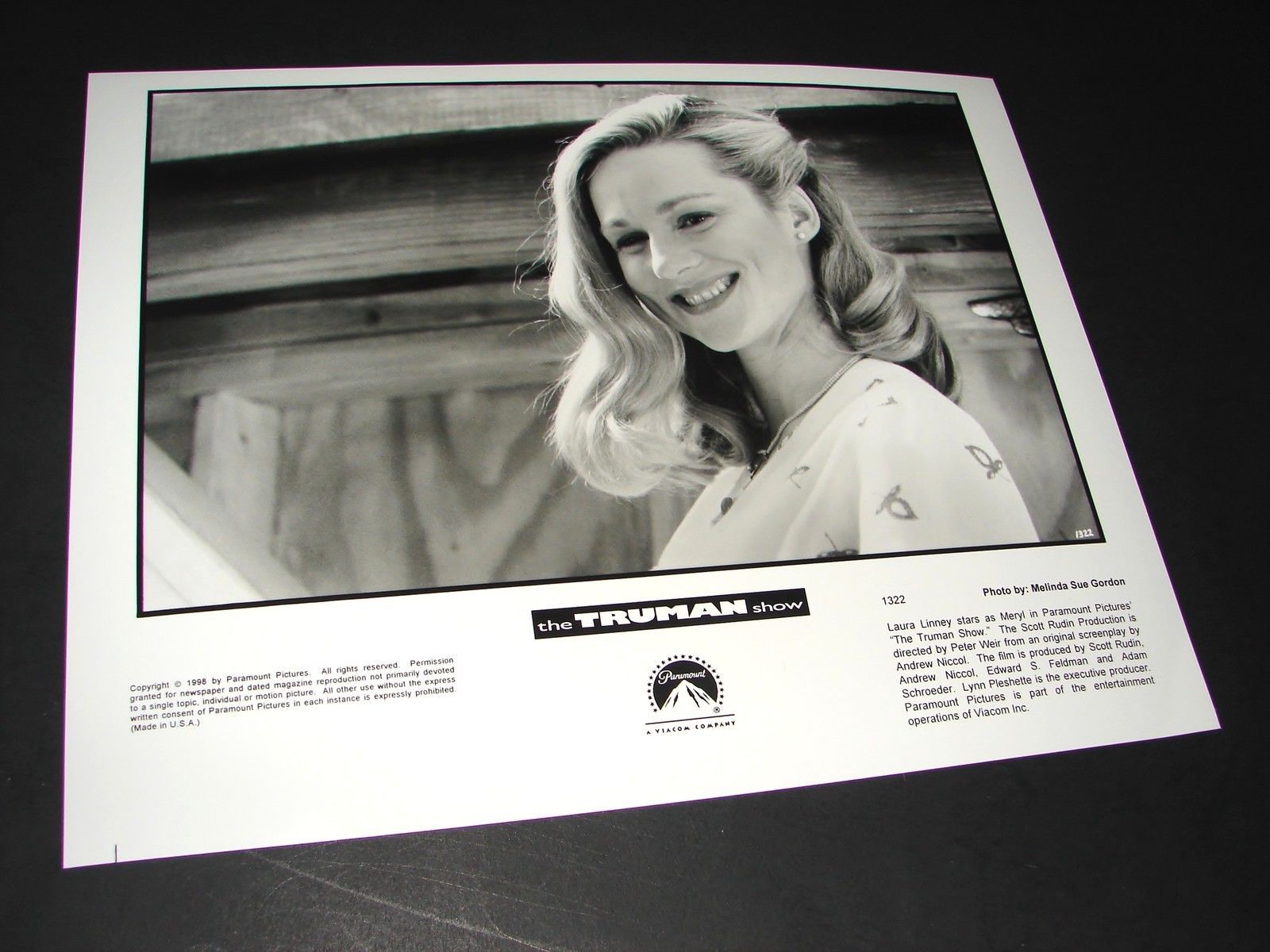 1998 Peter Weir Movie THE TRUMAN SHOW 8x10 Press Photo Laura Linney 1322 - $9.95