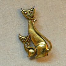 Vintage gold tone cat and kitten cute animal brooch pin - £10.17 GBP