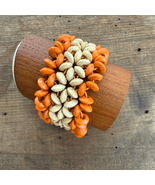 Vintage Elastic Wooden Flower Bead Bracelet Stretchy Orange Beige OSFM - $19.97 CAD