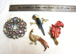 Vintage Lot of 4 Gold &amp; Silver Toned Pins Rhinestones Peacock &amp; Parrot 15-u - $553.18 MXN