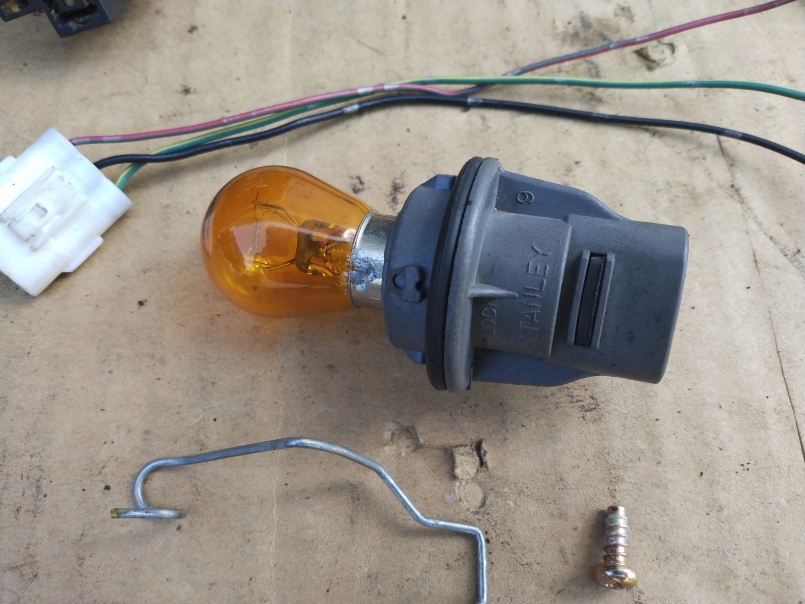 92-00 CIVIC EG EK OEM HeadLight CONNECTOR, Retainer Clip, Turn Signal Socket #2 Item image 4