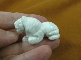 Y-LIO-RO-577) White Howlite ROARING LION gemstone carving figurine I lov... - £10.99 GBP