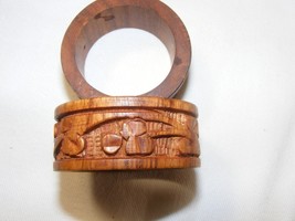 Vintage 2 Wooden Hand Carved Napkin Rings Carved Floral Design 1-f - $276.49 MXN
