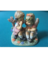 GOEBEL &quot;SHARING SECRETS &quot; FIGURINE 4 X 3 1/2&quot; NIB ORIGINAL - $1,966.32 MXN