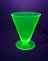 Vintage Green Footed Depression Uranium Drinking Glass ( No Chips Or Cracks ) - £16.17 GBP