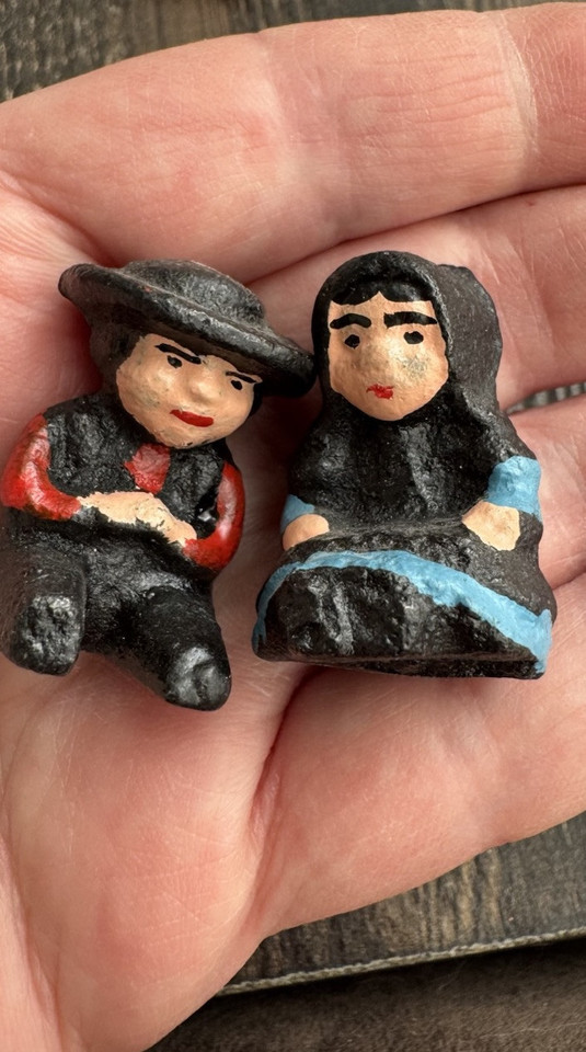Pair of cast iron man and woman Amish couple miniature figures - $6.62