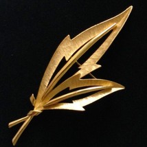 Crown Trifari Leaf Brooch Pin Open Work Feather Brushed Gold Tone Baroque Rococo - £18.59 GBP